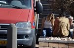 Noordwijk 1 juni 2021
Kensington gitarist Niles Vandenberg en zijn vriendin bij hun huis dat verkocht is aan Martien Meiland. Hier liepen ze nog 1 keer door hun oude huis .
