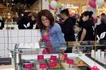 Amstelveen 27 mei 2021
Opening Yoyo tea bar van Rachel Hazes in winkelcentrum Amstelveen.
Andre Hazes zijn vriendinSarah v Soelen en haar ouders zijn ook aanwezig.