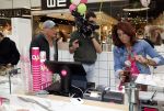 Amstelveen 27 mei 2021
Opening Yoyo tea bar van Rachel Hazes in winkelcentrum Amstelveen.
Andre Hazes zijn vriendinSarah v Soelen en haar ouders zijn ook aanwezig.