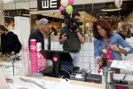Amstelveen 27 mei 2021
Opening Yoyo tea bar van Rachel Hazes in winkelcentrum Amstelveen.
Andre Hazes zijn vriendinSarah v Soelen en haar ouders zijn ook aanwezig.