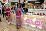 Amstelveen 27 mei 2021
Opening Yoyo tea bar van Rachel Hazes in winkelcentrum Amstelveen.
Andre Hazes zijn vriendinSarah v Soelen en haar ouders zijn ook aanwezig.