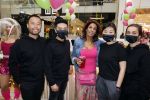 Amstelveen 27 mei 2021
Opening Yoyo tea bar van Rachel Hazes in winkelcentrum Amstelveen.
Andre Hazes zijn vriendinSarah v Soelen en haar ouders zijn ook aanwezig.