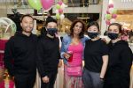 Amstelveen 27 mei 2021
Opening Yoyo tea bar van Rachel Hazes in winkelcentrum Amstelveen.
Andre Hazes zijn vriendinSarah v Soelen en haar ouders zijn ook aanwezig.