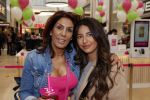 Amstelveen 27 mei 2021
Opening Yoyo tea bar van Rachel Hazes in winkelcentrum Amstelveen.
Andre Hazes zijn vriendinSarah v Soelen en haar ouders zijn ook aanwezig. rachel met een vriendin