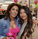 Amstelveen 27 mei 2021
Opening Yoyo tea bar van Rachel Hazes in winkelcentrum Amstelveen.
Andre Hazes zijn vriendinSarah v Soelen en haar ouders zijn ook aanwezig. rachel met een vriendin