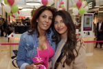 Amstelveen 27 mei 2021
Opening Yoyo tea bar van Rachel Hazes in winkelcentrum Amstelveen.
Andre Hazes zijn vriendinSarah v Soelen en haar ouders zijn ook aanwezig. rachel met een vriendin