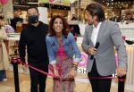 Amstelveen 27 mei 2021
Opening Yoyo tea bar van Rachel Hazes in winkelcentrum Amstelveen.
Andre Hazes zijn vriendinSarah v Soelen en haar ouders zijn ook aanwezig. Wi van YoYo