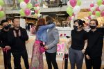 Amstelveen 27 mei 2021
Opening Yoyo tea bar van Rachel Hazes in winkelcentrum Amstelveen.
Andre Hazes zijn vriendinSarah v Soelen en haar ouders zijn ook aanwezig. Wi van YoYo