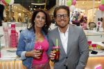 Amstelveen 27 mei 2021
Opening Yoyo tea bar van Rachel Hazes in winkelcentrum Amstelveen.
Andre Hazes zijn vriendinSarah v Soelen en haar ouders zijn ook aanwezig.