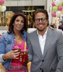 Amstelveen 27 mei 2021
Opening Yoyo tea bar van Rachel Hazes in winkelcentrum Amstelveen.
Andre Hazes zijn vriendinSarah v Soelen en haar ouders zijn ook aanwezig.