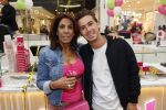 Amstelveen 27 mei 2021
Opening Yoyo tea bar van Rachel Hazes in winkelcentrum Amstelveen.
Andre Hazes zijn vriendinSarah v Soelen en haar ouders zijn ook aanwezig. rachel en Nino Wilkes