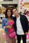 Amstelveen 27 mei 2021
Opening Yoyo tea bar van Rachel Hazes in winkelcentrum Amstelveen.
Andre Hazes zijn vriendinSarah v Soelen en haar ouders zijn ook aanwezig. rachel en Nino Wilkes