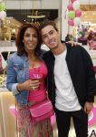Amstelveen 27 mei 2021
Opening Yoyo tea bar van Rachel Hazes in winkelcentrum Amstelveen.
Andre Hazes zijn vriendinSarah v Soelen en haar ouders zijn ook aanwezig. rachel en Nino Wilkes