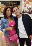 Amstelveen 27 mei 2021
Opening Yoyo tea bar van Rachel Hazes in winkelcentrum Amstelveen.
Andre Hazes zijn vriendinSarah v Soelen en haar ouders zijn ook aanwezig. rachel en Nino Wilkes