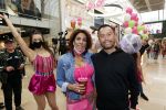 Amstelveen 27 mei 2021
Opening Yoyo tea bar van Rachel Hazes in winkelcentrum Amstelveen.
Andre Hazes zijn vriendinSarah v Soelen en haar ouders zijn ook aanwezig. Wi van yoyo