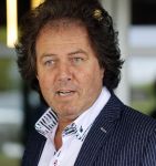 Nijkerk 22 mei 2021
Rene le Blanc overhandigt Johan Vlemmix award voor uitbrengen 175 cd 's