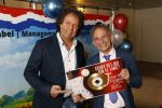 Nijkerk 22 mei 2021
Rene le Blanc overhandigt Johan Vlemmix award voor uitbrengen 175 cd 's