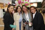 Amstelveen 27 mei 2021
Opening Yoyo tea bar van Rachel Hazes in winkelcentrum Amstelveen.
Andre Hazes zijn vriendinSarah v Soelen en haar ouders zijn ook aanwezig. Sarah v Soelen  met haar moeder  Esther Scipio en Rosanna Kluivert