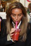 Amstelveen 27 mei 2021
Opening Yoyo tea bar van Rachel Hazes in winkelcentrum Amstelveen.
Andre Hazes zijn vriendinSarah v Soelen en haar ouders zijn ook aanwezig.