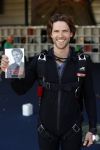 Teuge 1  juni 2021
Thomas v d Vlugt presenteert zijn boek door uit een vleigtuig te springen met een parachute.