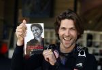 Teuge 1  juni 2021
Thomas v d Vlugt presenteert zijn boek door uit een vleigtuig te springen met een parachute.