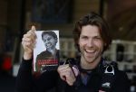 Teuge 1  juni 2021
Thomas v d Vlugt presenteert zijn boek door uit een vleigtuig te springen met een parachute.