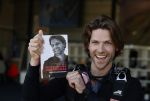 Teuge 1  juni 2021
Thomas v d Vlugt presenteert zijn boek door uit een vleigtuig te springen met een parachute.