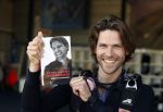 Teuge 1  juni 2021
Thomas v d Vlugt presenteert zijn boek door uit een vleigtuig te springen met een parachute.