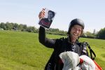 Teuge 1  juni 2021
Thomas v d Vlugt presenteert zijn boek door uit een vleigtuig te springen met een parachute.