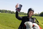 Teuge 1  juni 2021
Thomas v d Vlugt presenteert zijn boek door uit een vleigtuig te springen met een parachute.