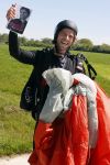 Teuge 1  juni 2021
Thomas v d Vlugt presenteert zijn boek door uit een vleigtuig te springen met een parachute.