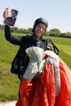 Teuge 1  juni 2021
Thomas v d Vlugt presenteert zijn boek door uit een vleigtuig te springen met een parachute.