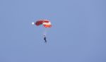Teuge 1  juni 2021
Thomas v d Vlugt presenteert zijn boek door uit een vleigtuig te springen met een parachute.