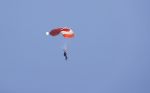 Teuge 1  juni 2021
Thomas v d Vlugt presenteert zijn boek door uit een vleigtuig te springen met een parachute.