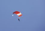 Teuge 1  juni 2021
Thomas v d Vlugt presenteert zijn boek door uit een vleigtuig te springen met een parachute.