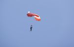 Teuge 1  juni 2021
Thomas v d Vlugt presenteert zijn boek door uit een vleigtuig te springen met een parachute.