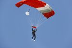 Teuge 1  juni 2021
Thomas v d Vlugt presenteert zijn boek door uit een vleigtuig te springen met een parachute.