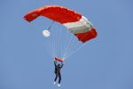 Teuge 1  juni 2021
Thomas v d Vlugt presenteert zijn boek door uit een vleigtuig te springen met een parachute.