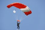 Teuge 1  juni 2021
Thomas v d Vlugt presenteert zijn boek door uit een vleigtuig te springen met een parachute.