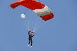 Teuge 1  juni 2021
Thomas v d Vlugt presenteert zijn boek door uit een vleigtuig te springen met een parachute.