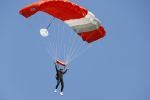Teuge 1  juni 2021
Thomas v d Vlugt presenteert zijn boek door uit een vleigtuig te springen met een parachute.