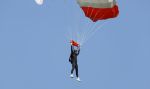 Teuge 1  juni 2021
Thomas v d Vlugt presenteert zijn boek door uit een vleigtuig te springen met een parachute.