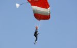 Teuge 1  juni 2021
Thomas v d Vlugt presenteert zijn boek door uit een vleigtuig te springen met een parachute.