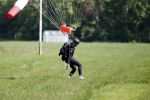 Teuge 1  juni 2021
Thomas v d Vlugt presenteert zijn boek door uit een vleigtuig te springen met een parachute.