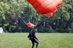 Teuge 1  juni 2021
Thomas v d Vlugt presenteert zijn boek door uit een vleigtuig te springen met een parachute.