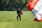 Teuge 1  juni 2021
Thomas v d Vlugt presenteert zijn boek door uit een vleigtuig te springen met een parachute.