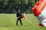 Teuge 1  juni 2021
Thomas v d Vlugt presenteert zijn boek door uit een vleigtuig te springen met een parachute.