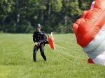 Teuge 1  juni 2021
Thomas v d Vlugt presenteert zijn boek door uit een vleigtuig te springen met een parachute.