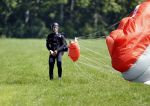 Teuge 1  juni 2021
Thomas v d Vlugt presenteert zijn boek door uit een vleigtuig te springen met een parachute.