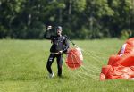Teuge 1  juni 2021
Thomas v d Vlugt presenteert zijn boek door uit een vleigtuig te springen met een parachute.